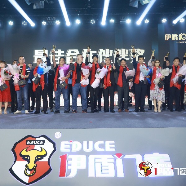 伊盾門窗十周年慶在佛山楓丹白鷺酒店舉行，央視名嘴朱軼前來助陣！